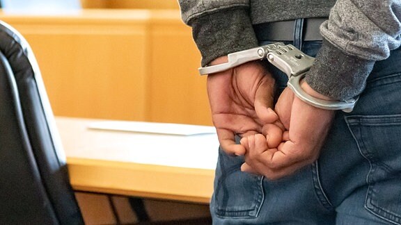 Angeklagter mit Handschellen im Gerichtssaal