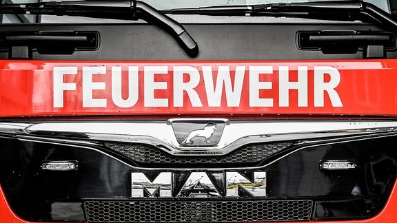  Schriftzug Feuerwehr an einem Feuerwehrauto