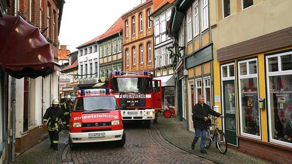 Einsatzfahrzeuge der Feuerwehr in der historischen Innenstadt von Salzwedel