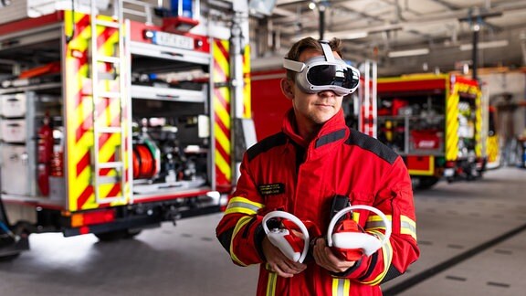 Ein Feuerwehrmann trägt eine Virtual Reality-Brille (VR-Brille).