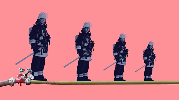 vier Feuerwehrmänner, einer kleiner als der andere