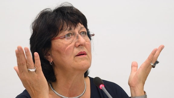 Eva Feußner (CDU), Bildungsministerin von Sachsen-Anhalt spricht einer Pressekonferenz