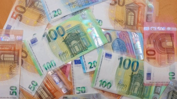Gemischte Euro Banknoten liegen auf einem Tisch.