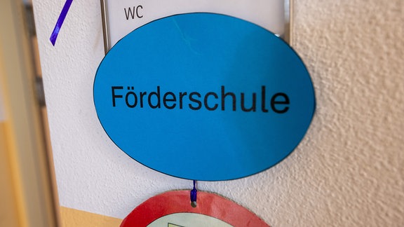 Ein Schild mit der Aufschrift "Förderschule", 2022
