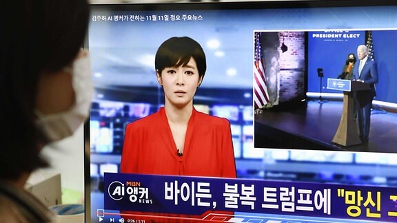 KI-Nachrichtensprecherin im südkoreanischen Fernsehen Ein Straßenfernseher in Seoul zeigt einen Avatar der MBN-Moderatorin Kim Joo Ha, die mithilfe künstlicher Intelligenz Nachrichten liest