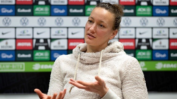 Almuth Schult, Torwartfrau beim Fußball-Bundesligisten VfL Wolfsburg, spricht bei einem dpa-Interview mit einem Redakteur. 