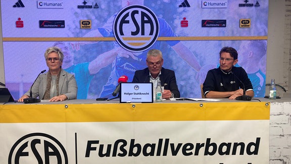 Der Vorstand Landessportbund, Silke Renk-Lange, der Präsident des Fußballverbands Sachsen-Anhalt, Holger Stahlknecht und Pressesprecher Robert Kegler bei einer Pressekonferenz.
