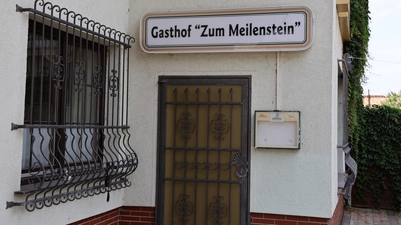 Haus mit Schild "Gasthof zum Meilenstein"