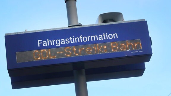 Blick auf eine Fahrgastinformation der Deutschen Bahn mit dem Schriftzug "GDL-Streik Bahn".