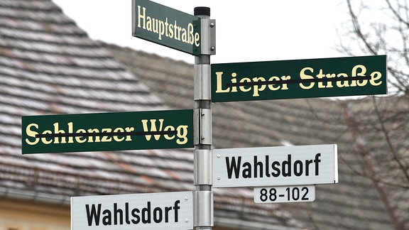 Die alten Straßennamen in Wahlsdorf sind durchgestrichen