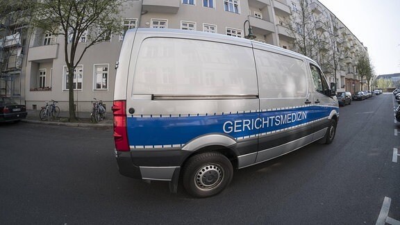 Fahrzeug der Gerichtsmedizin in Berlin. 