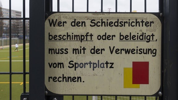 Schild am Eingang zum Sportplatz auf dem Gelände des ehemaligen Anhalter Bahnhofes am Askanischen Platz in Berlin-Kreuzberg. 