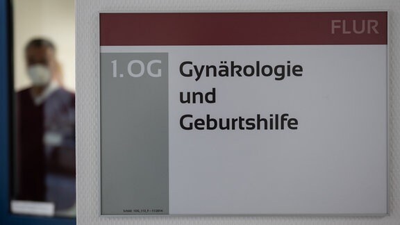 Das Schild "Geburtshilfe und Gynäkologie" ist in einem Flur vom Krankenhaus "Hospital zum Hl. Geist" befestigt. 