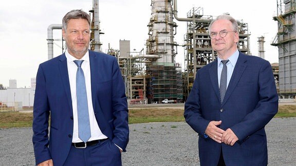 Robert Habeck und Reiner Haseloff bei einem Pressestatement vor der TotalEnergies Raffinerie Mitteldeutschland GmbH im Rahmen eines Besuchs des Bundeswirtschaftsministers vom Chemiestandort Leuna.