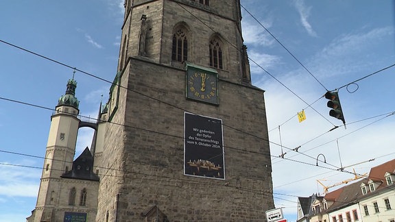 Kirche mit Banner: Gedenken an die Opfer des Terroranschlags vom 9. Oktober 2019