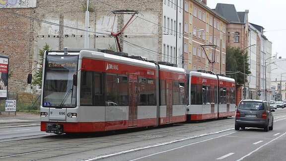 Eine Straßenbahn der Linie 2 der Havag in Halle