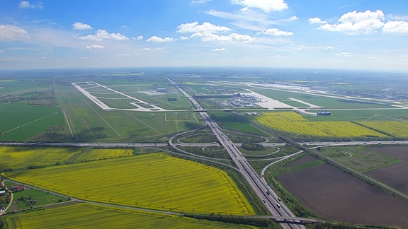 Luftbild des Autobahnkreuzes Schkeuditzer Kreuz, A14 und A9, und des Flughafens Leipzig/Halle