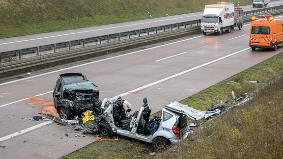 Die Unfallautos des schweren Unfalls mit einem Falschfahrer auf der A38.