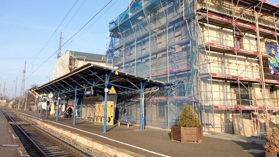 Eingerüstetes Gebäude am Bahnhof Eisleben