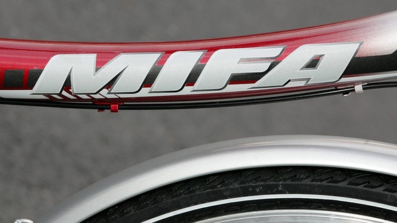Schriftzug auf dem Rahmen eines Fahrrads der MIFA