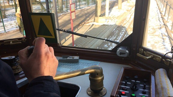 Blick in den Führerstand einer historischen Straßenbahn in Naumburg
