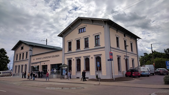 Die Fassade des sanierten Eisleber Bahnhofgebäudes