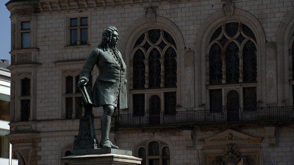 Die Statue von Georg-Friedrich Händel steht auf dem Marktplatz in Halle