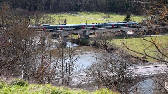 Eine Abellio-Regionalbahn überquert die  Saalebrücke