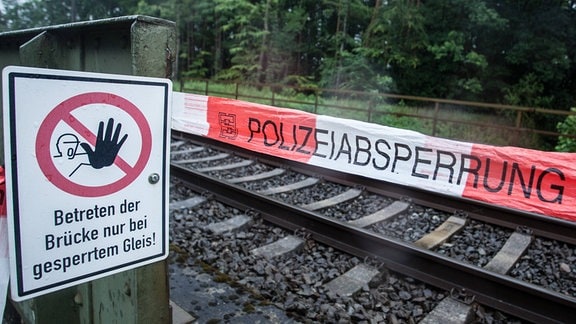Symbolbild: Bahnstrecke von der Polizei gesperrt mit Absperrband