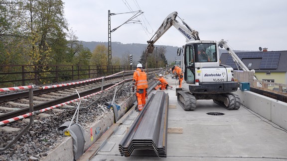 Bauarbeiter auf einer Brückenbaustelle der Saalebahn