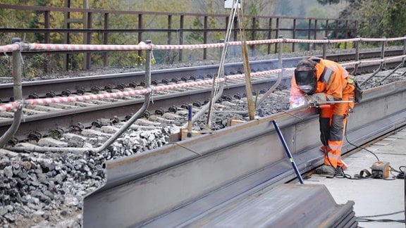 Schweißarbeiten auf einer Brückenbaustelle der Saalebahn