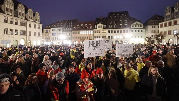 In Naumburg demonstrieren Bürger gegen die Schließung des Spaßbad Bulabana.