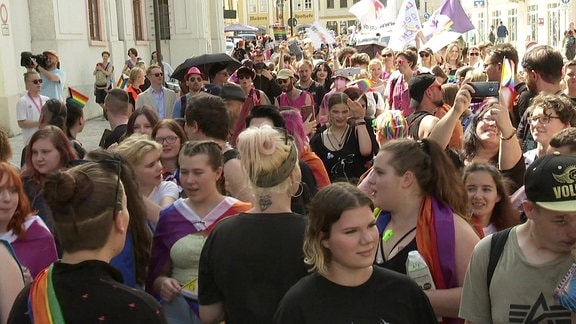 Teilnehmer des Christopher Street Day in Weißenfels