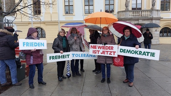 Der Frauenarbeitskreis Weißenfels zeigt Haltung und beteiligt sich mit einem Redebeitrag am Demo-Programm.