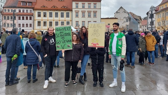 Lydia Tornow demonstriert in Weißenfels, gemeinsam mit Freunden, gegen Rechtsextremismus.
