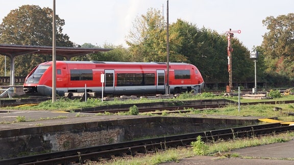 Ein roter Zug steht am Bahnhof