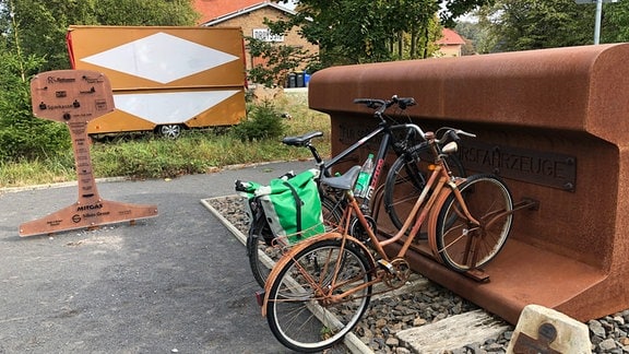 Zwei Fahrräder an einem Fahrradständer