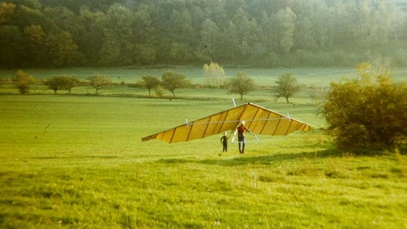 Ein Archivbild eines Drachenfliegers auf einer Wiese
