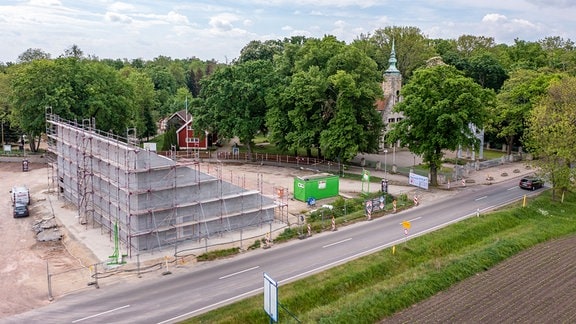 An der Gedenkstätte Lützen (r) ist bereits der Rohbau (l) für den Museumsneubau «Lützen 1632» fertiggestellt. 