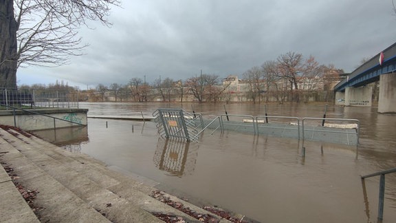 Das Hochwasser der Saale bei Weißenfels hat mehrere Treppen und Wege unter Wasser gesetzt.