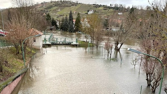 Hochwasser an der Schleuse in Freyburg