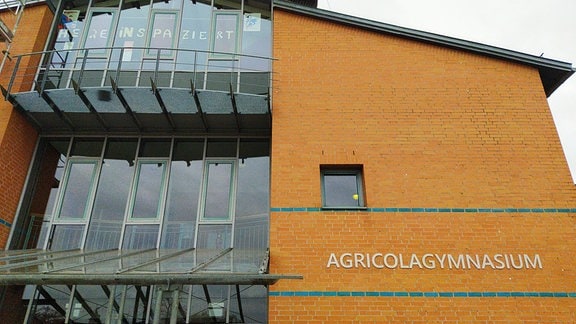 Der Eingang zum Agricolagymnasium. "Hereinspaziert" steht über mehrere Fenster im Treppenhaus.