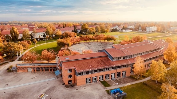 Das Agricolagymnasium in Hohenmölsen aus der Luft fotografiert: mit Schulhof und Amphitheater hinter dem Gebäude.