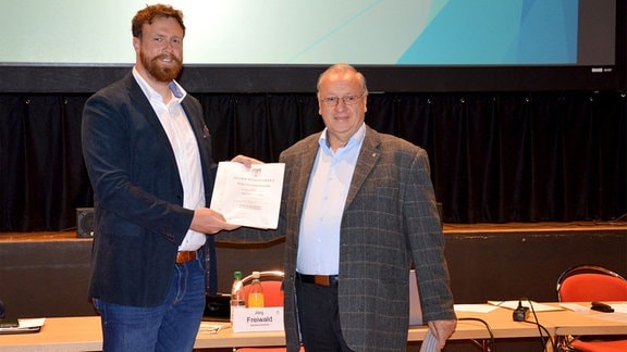 Stadtratsvorsitzender Jörg Freiwald (r.) überreichte die Ernennungsurkunde an den neuen Weißenfelser Oberbürgermeister Martin Papke