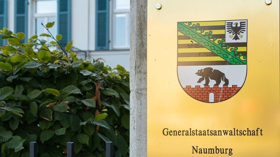 Ein Schild weist auf den Sitz der Generalstaatsanwaltschaft in Naumburg hin. 