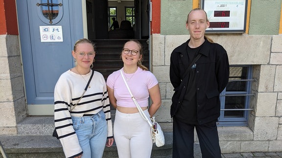 Drei junge Menschen stehen vor einem Wahllokal in Naumburg