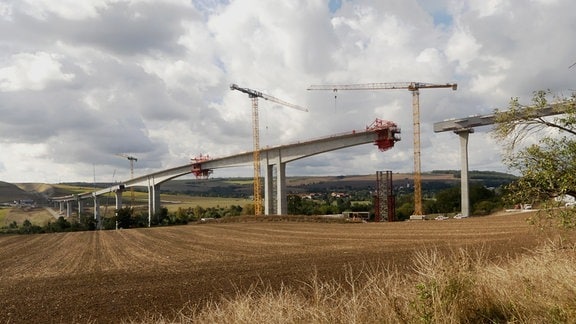 Die Saaletalbrücke der künftigen Ortsumfahrung Bad Kösen der B87n im Bau.