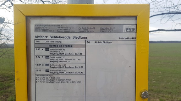 Foto eines Busfahrplans, auf dem nur sehr wenige Verbindungen zu sehen sind.