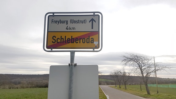 Blick auf ein Ortsschild am Ortsausgang Schleberoda, das den nächstgelegenen Ort Freyburg anzeigt.