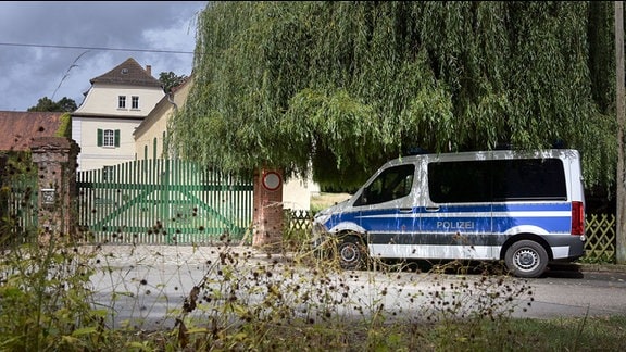 Vor dem Rittergut Nöbeditz steht ein Polizeiauto.